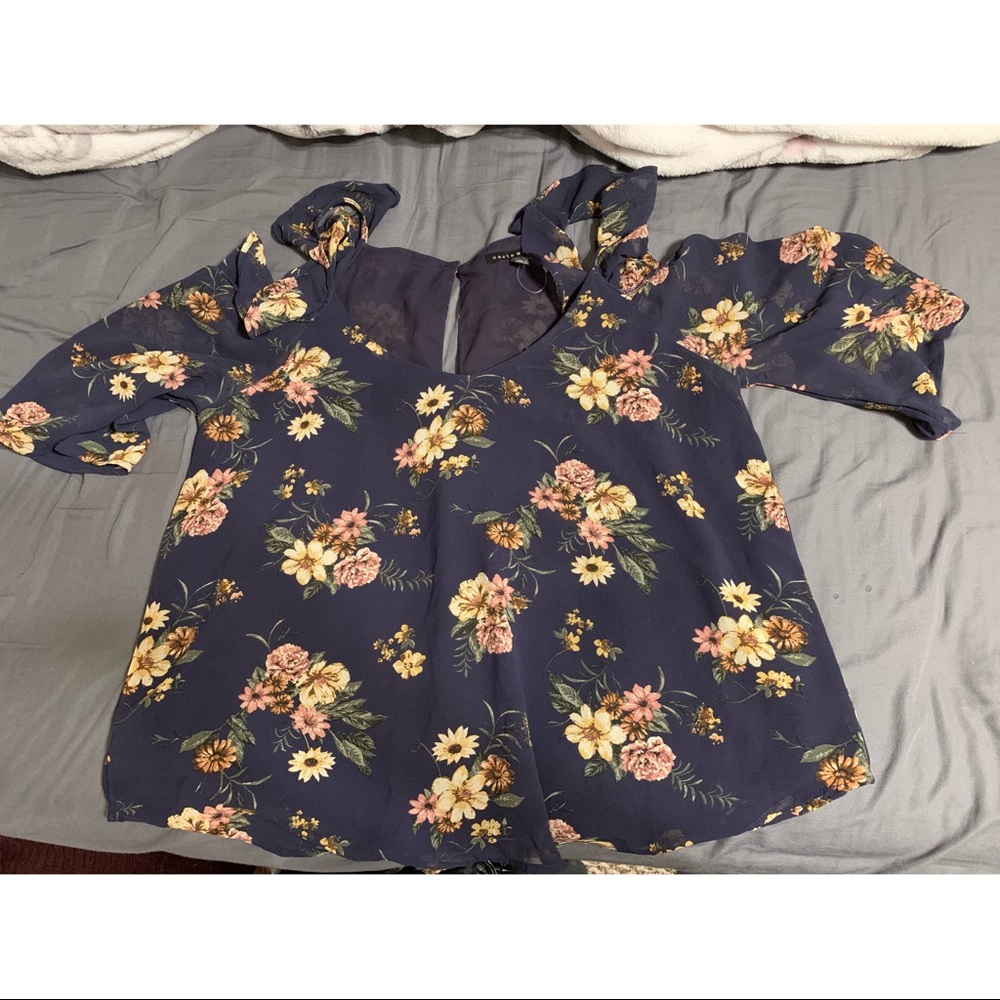 Beautiful floral blouse🌺🌸